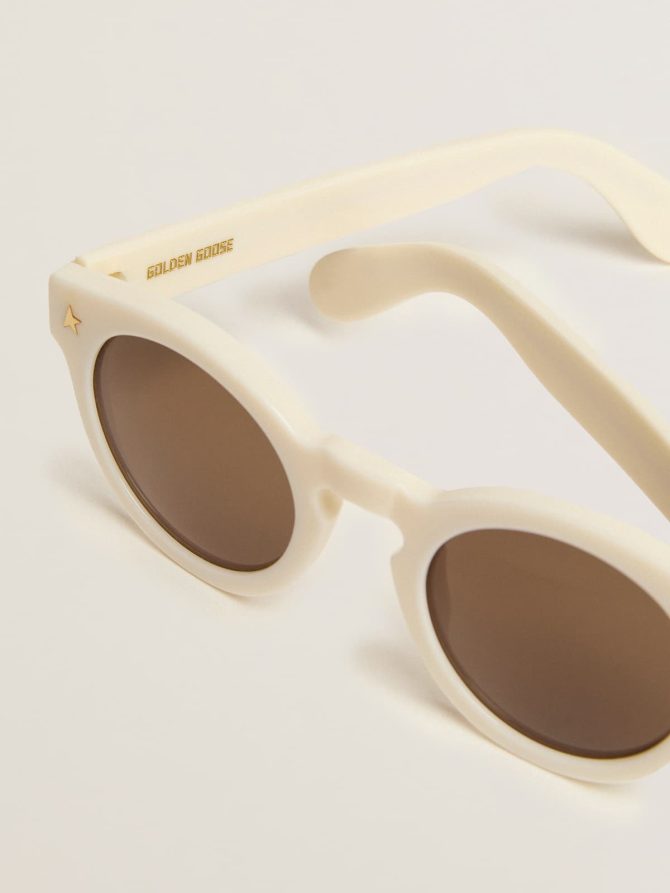 Sunglasses Panthos model with white frame and gold details - Image 2