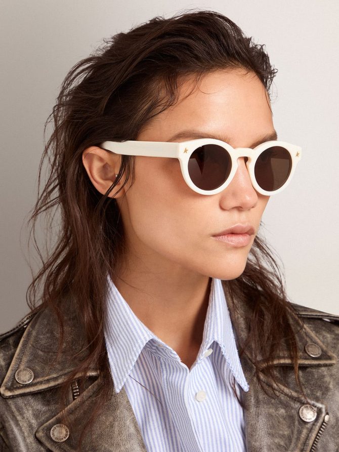 Sunglasses Panthos model with white frame and gold details - Image 3