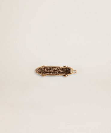 Men’s lace accessory in old gold color in the shape of a skateboard