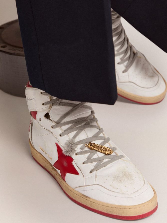 Men’s lace accessory in old gold color in the shape of a skateboard - Image 2