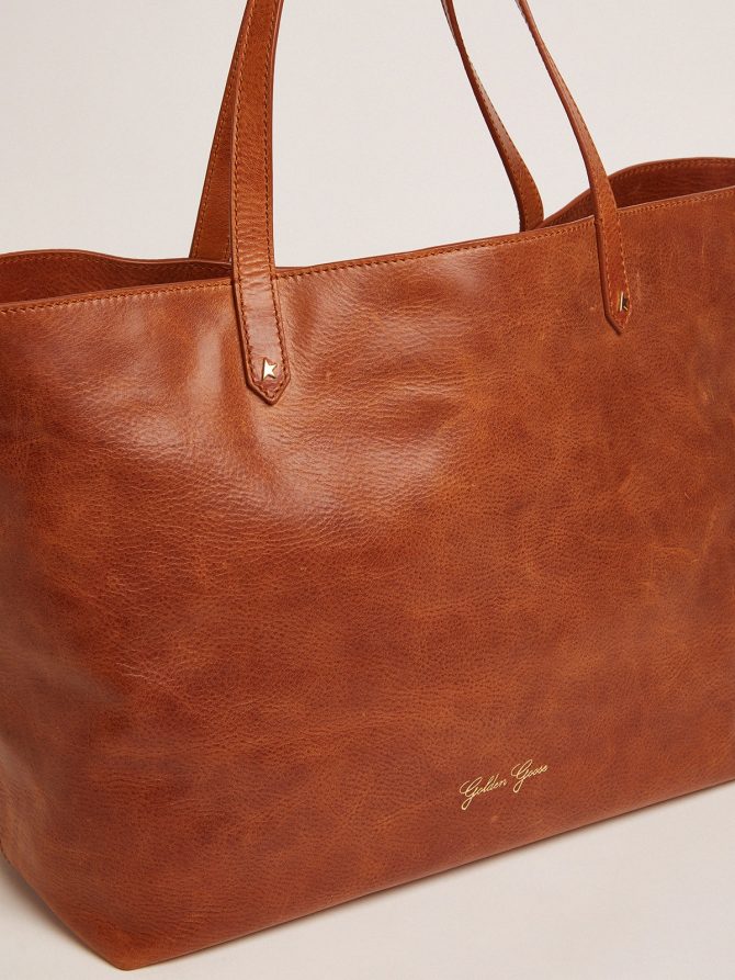 Pasadena Bag in tan-colored glossy hammered leather with gold logo on the front - Image 2