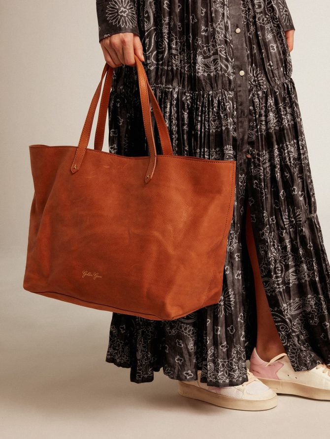 Pasadena Bag in tan-colored glossy hammered leather with gold logo on the front - Image 3