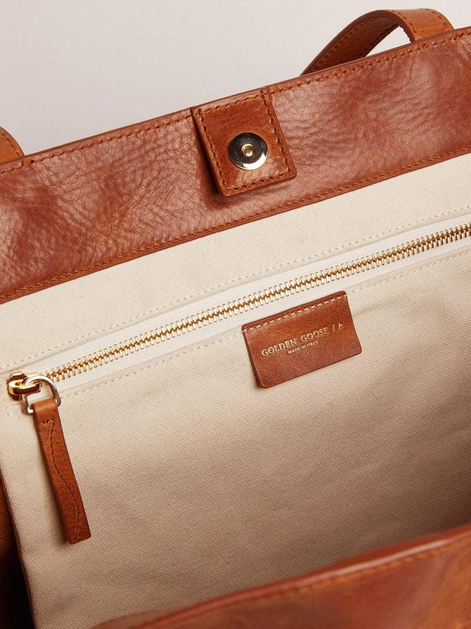 Pasadena Bag in tan-colored glossy hammered leather with gold logo on the front - Image 4