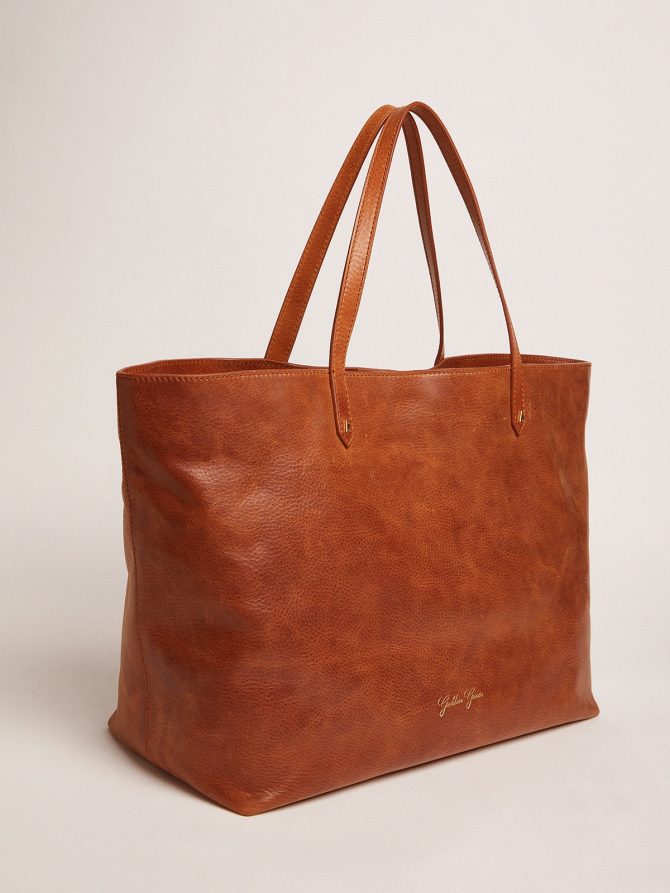 Pasadena Bag in tan-colored glossy hammered leather with gold logo on the front - Image 5