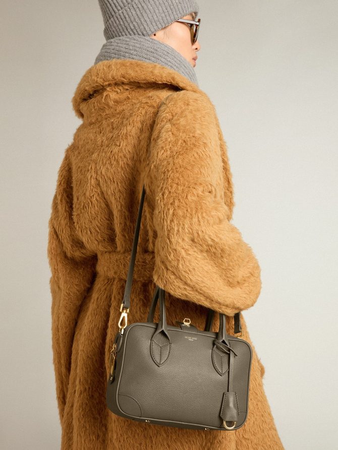 Vita Bag in sage-green sheepskin leather with gold details - Image 3