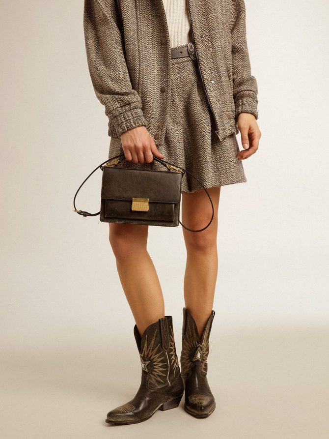 Venezia Bag in black distressed leather with gold details - Image 3