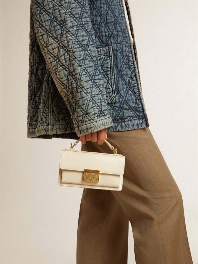 Small Venezia Bag in butter-colored boarded leather with gold details - Image 3