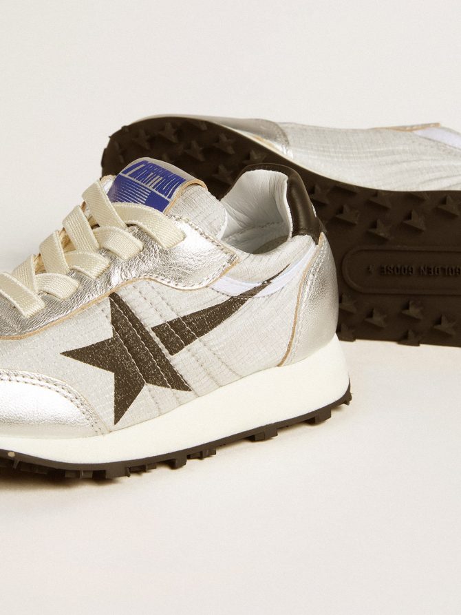 Junior Marathon in silver nylon with black star and leather heel tab - Image 3