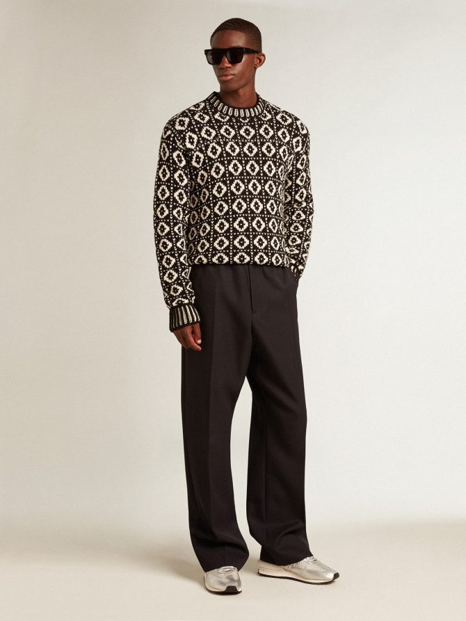 Round-neck sweater with geometric pattern in vintage white and black - Image 3