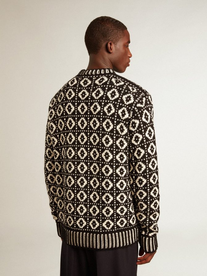Round-neck sweater with geometric pattern in vintage white and black - Image 4