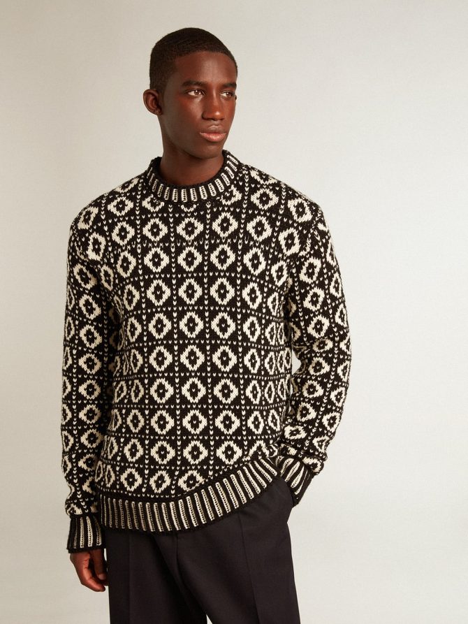 Round-neck sweater with geometric pattern in vintage white and black - Image 5