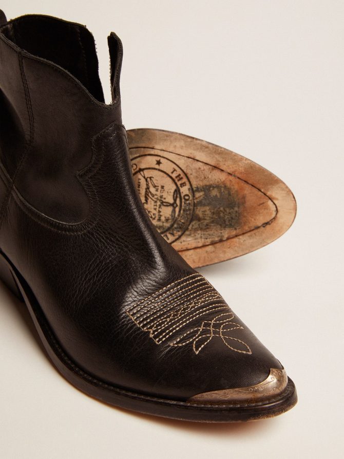 Young ankle boots in black leather with sand-colored embroidery - Image 4