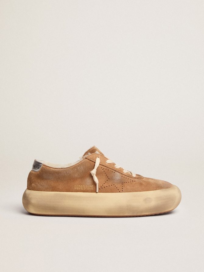 Women’s Space-Star shoes in tobacco-colored suede with shearling lining
