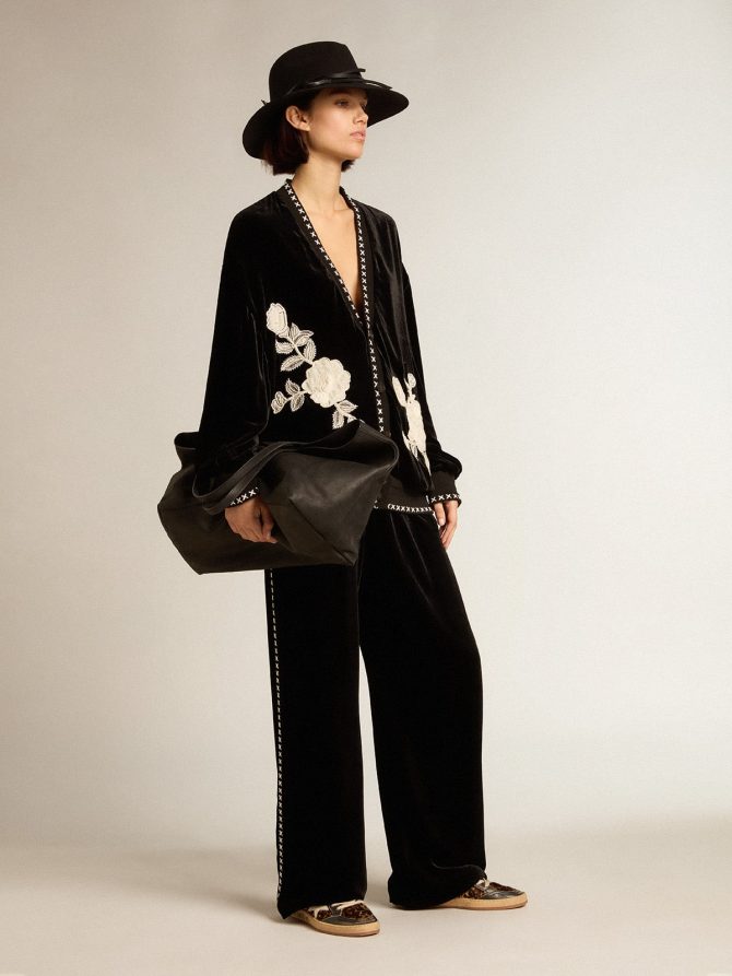 Black joggers with white embroidery - Image 3