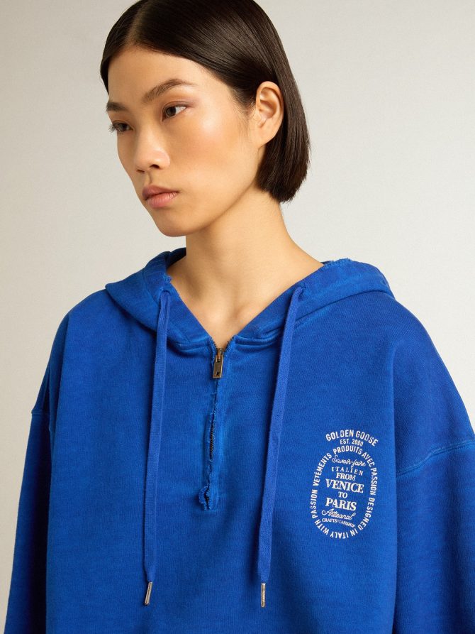 Blue cropped sweatshirt with zip fastening and hood - Image 3