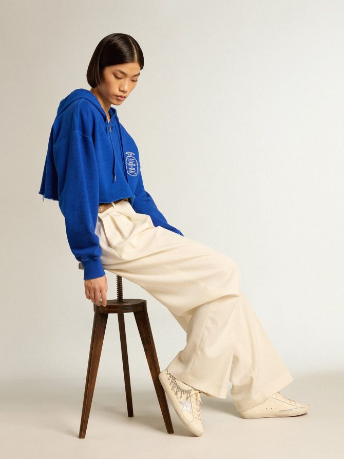 Blue cropped sweatshirt with zip fastening and hood - Image 4